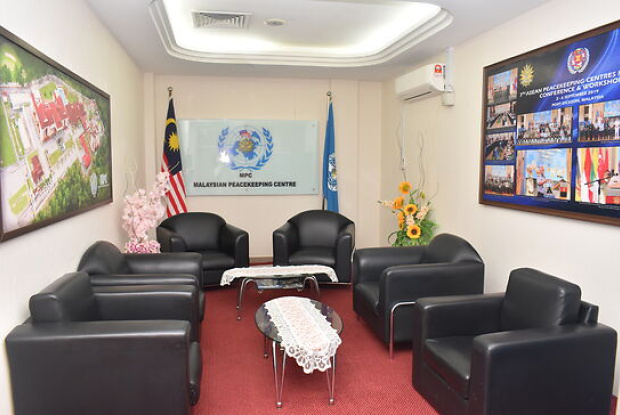 GUEST LOUNGE